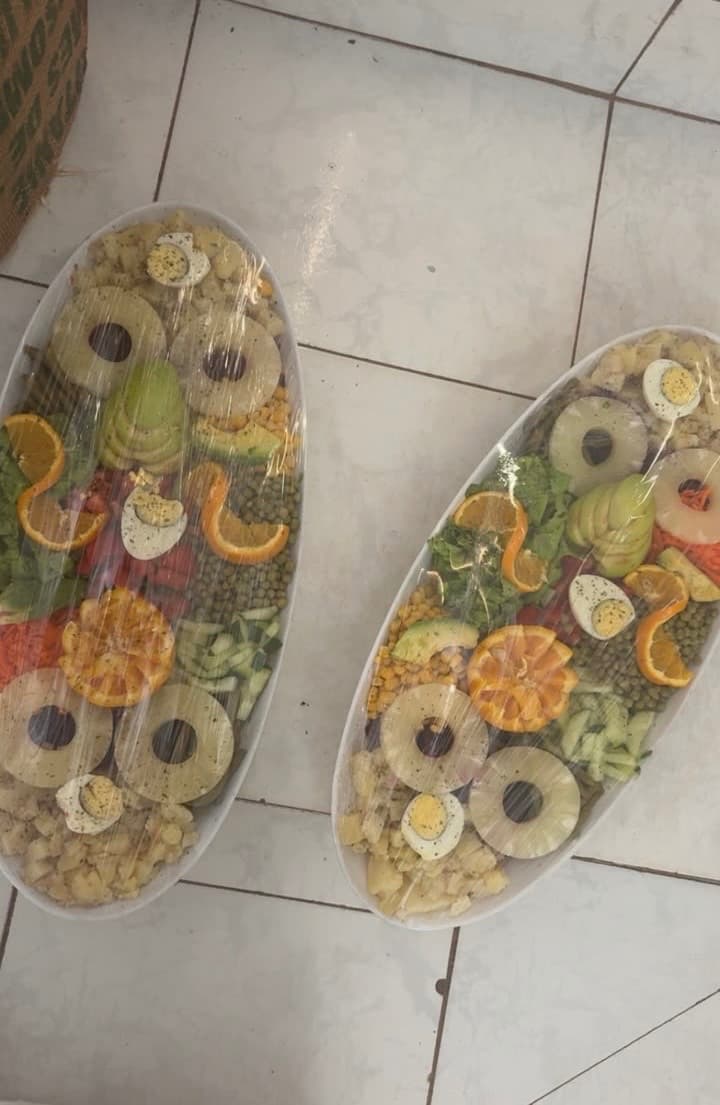 طبق سلطة وفواكه مشكلة