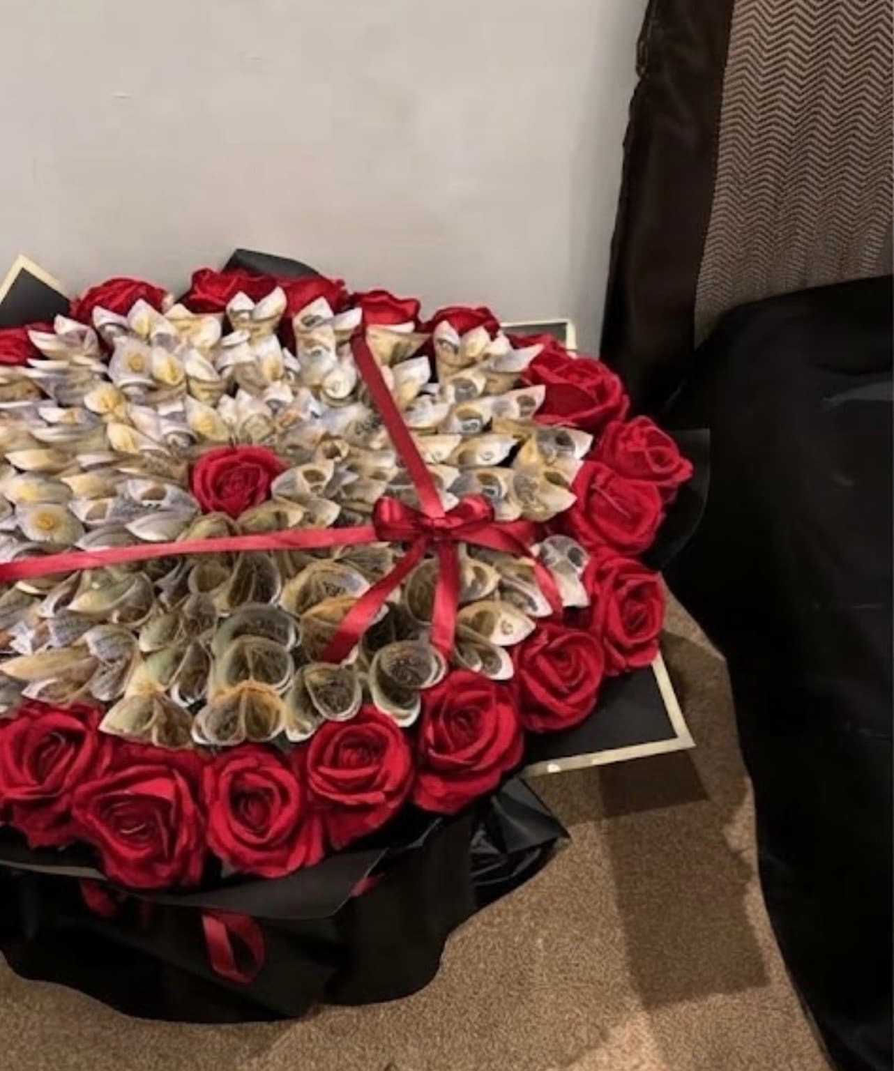 بوكيه الورد مع الهدية النقدية
